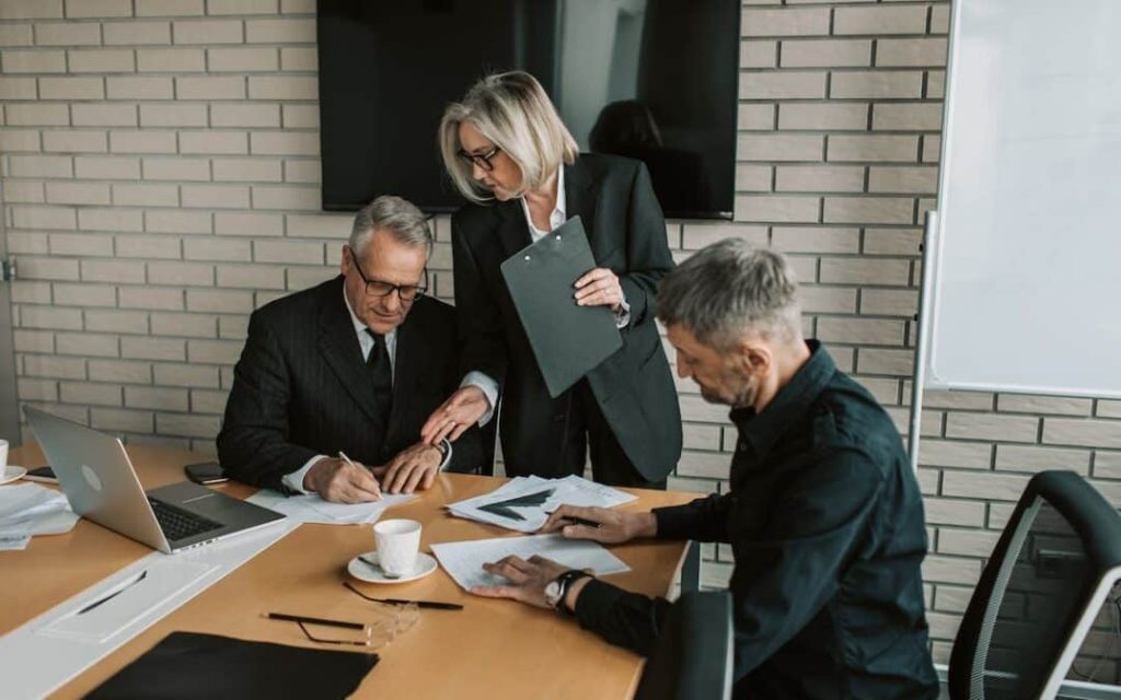 Mobile Notary vs. In-Office Notary: What’s Best for Newport Beach Residents?